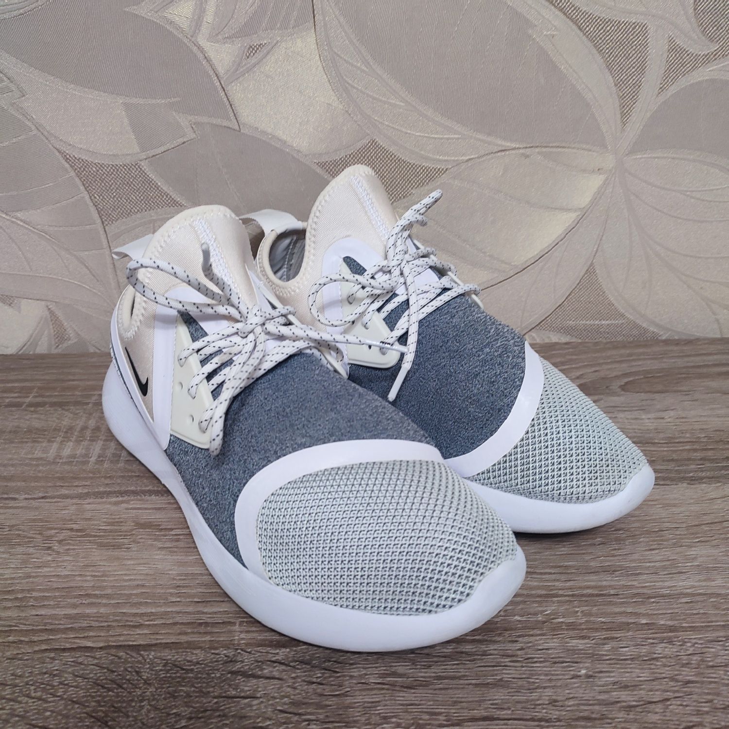 Чоловічі кросівки Nike lunarcharge essential size 42.5/27