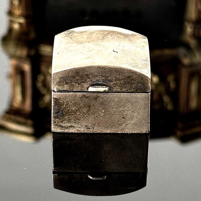 Srebrne etui na pierścionek z końcu XIX wieku z srebra próby 800