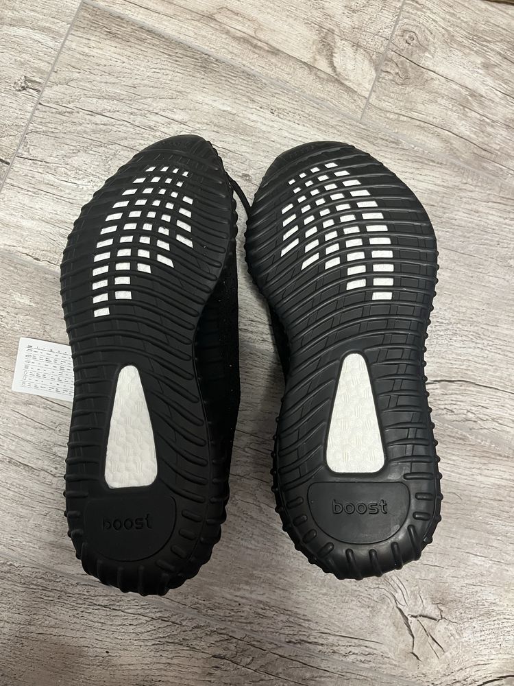 YEEZY BOOST 350 V2 Core Black Red