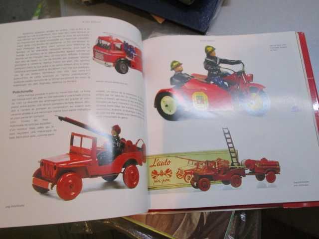 Livro francês sobre brinquedos de bombeiros