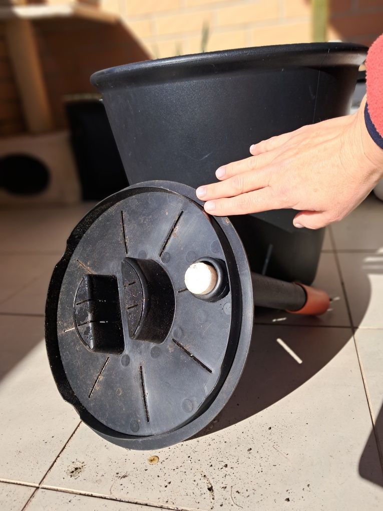 Vaso com indicador e rega auto-regulada