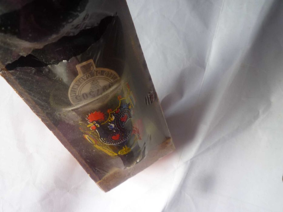 Lembrança de Portugal com caixa de cortiça e copo do galo