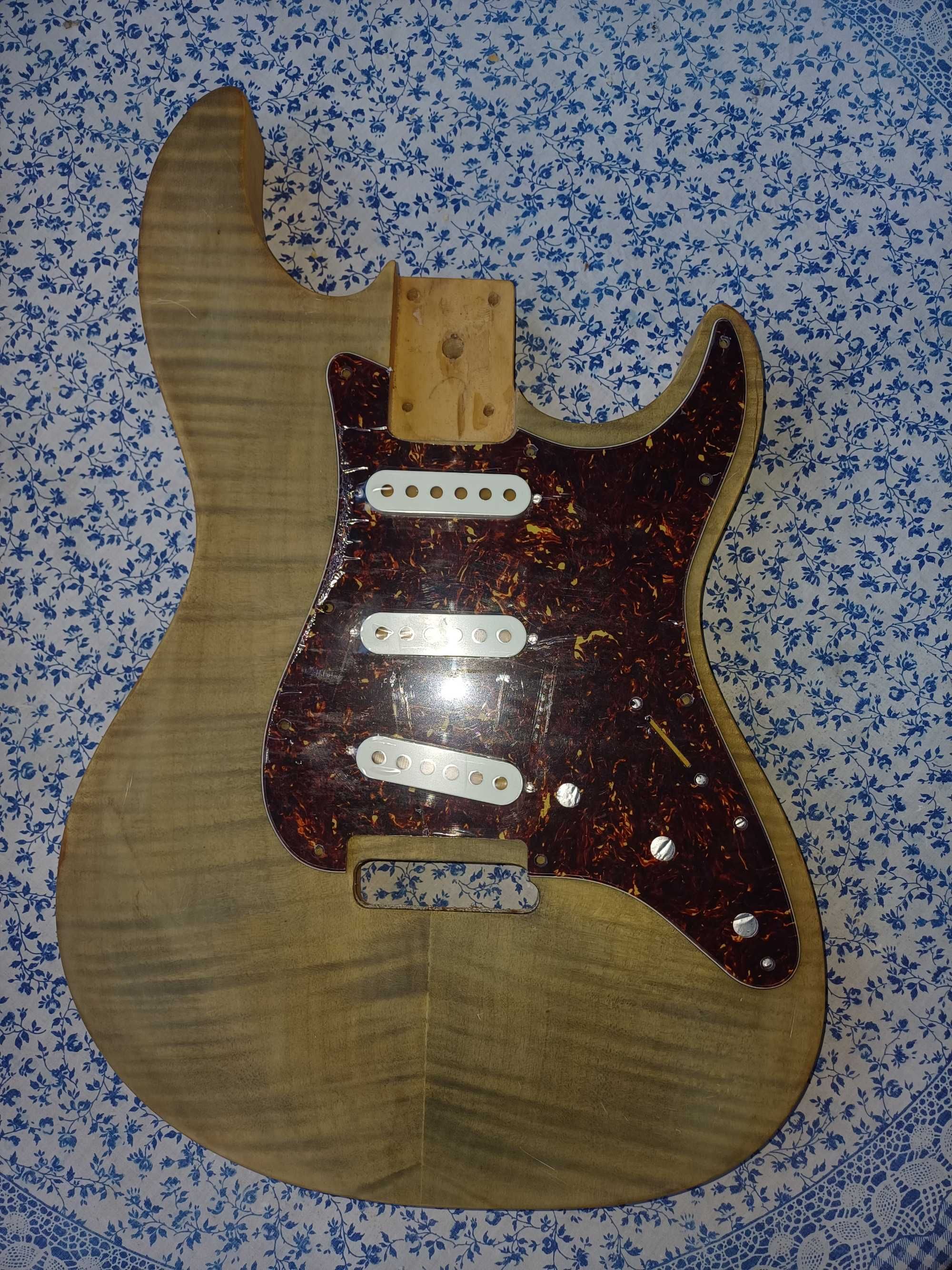 Corpo de guitarra Strat flame maple top