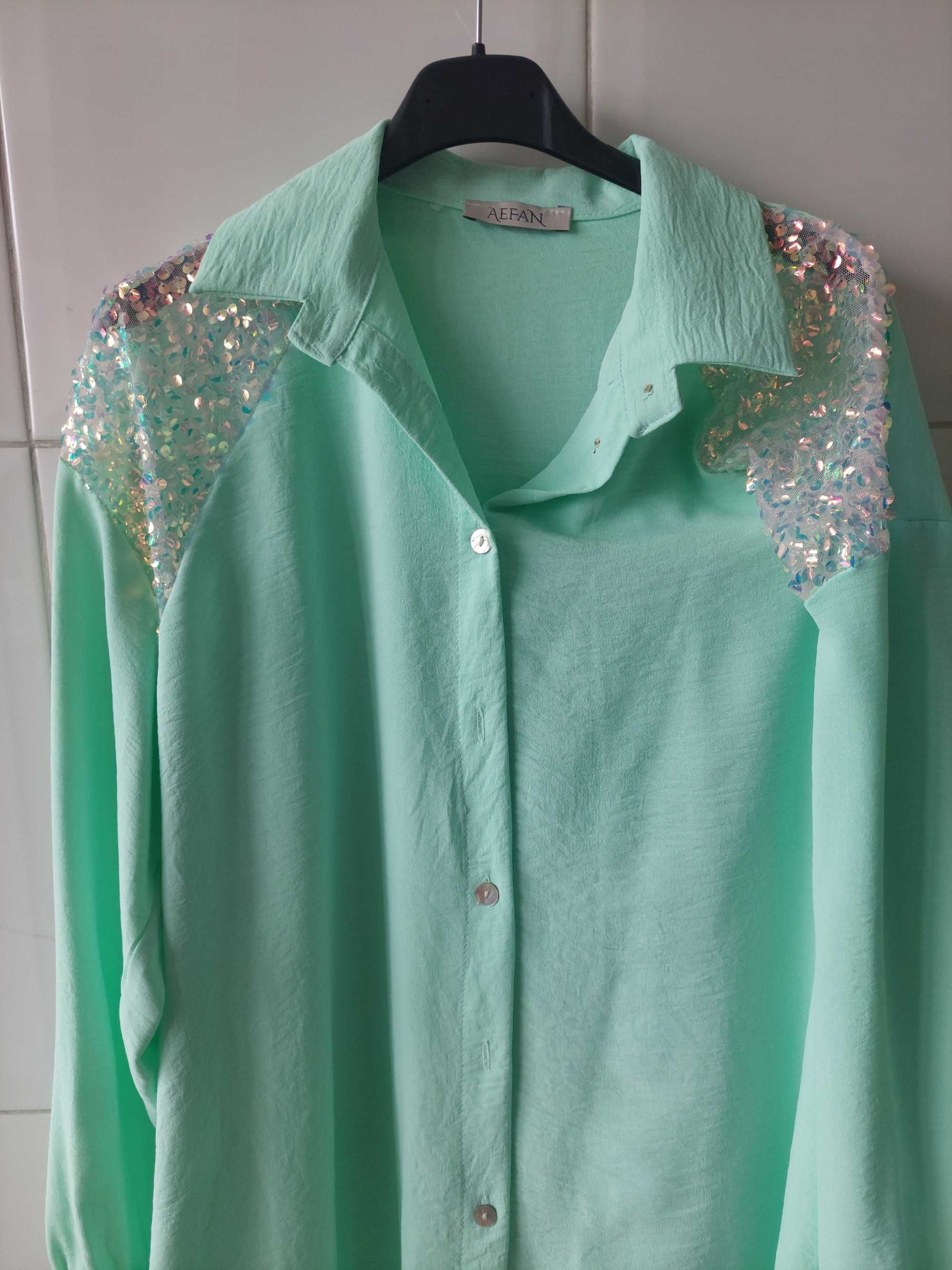 Camisa verde agua com aplicaçao de lantejoulas