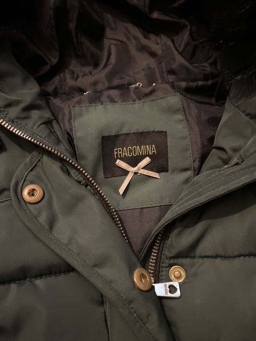 Casaco curto com capuz e pelo amovivel