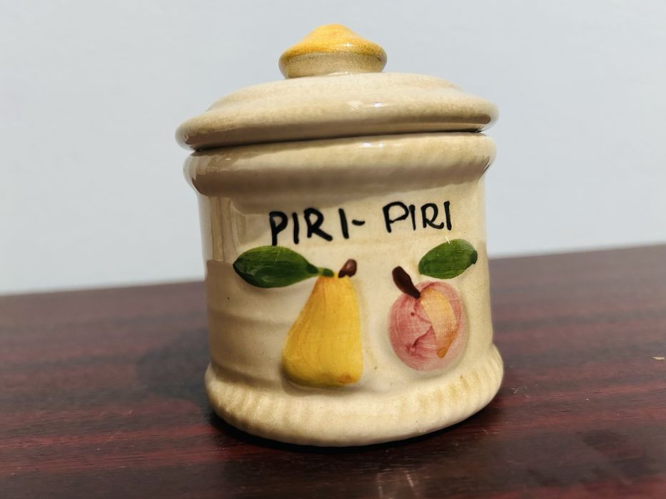 Pote para guardar piri-piri em ceramica
