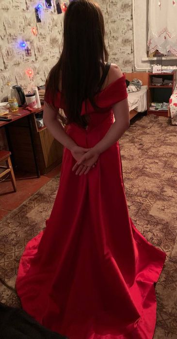 Сукня на вечір або випускний