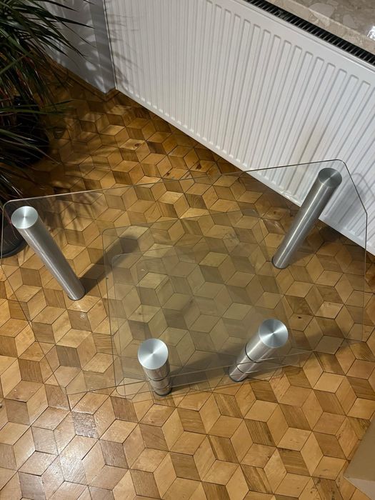 Szklany stolik telewizyjny