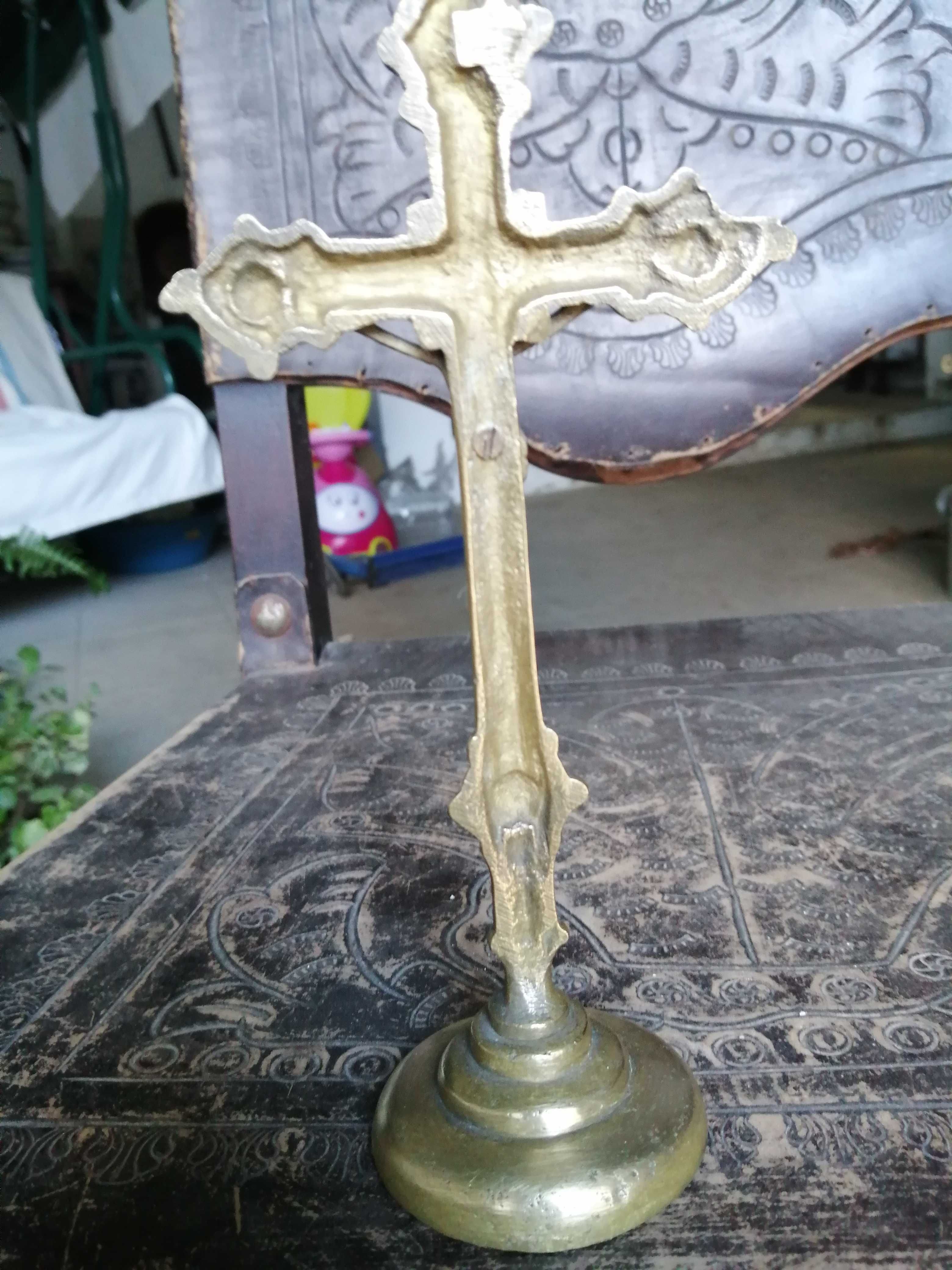 cruz  antiga em metal