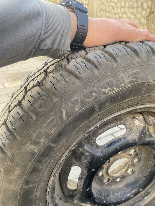 Продам шини з дисками 175/70 r13
