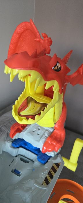 Mega garaż hot wheels atak smoka
Spektakularny, robi ogromne wraż