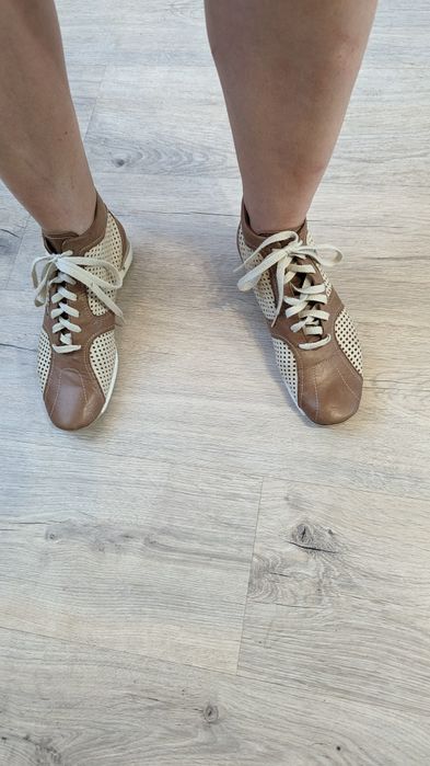 Шкіряні перфоровані кросівки 38