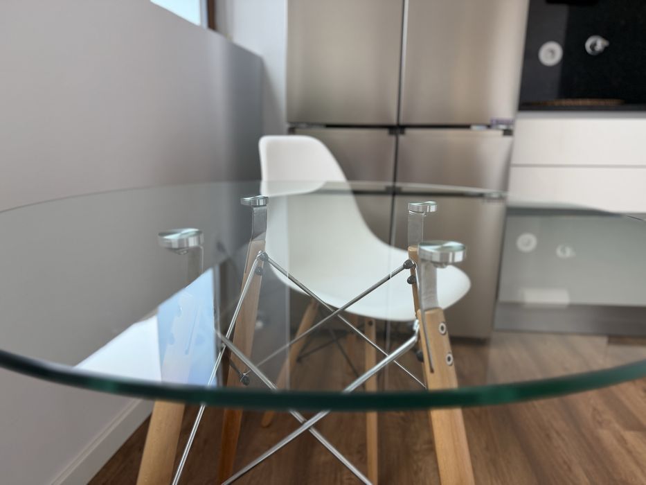 Mesa de vidro com 2 cadeiras