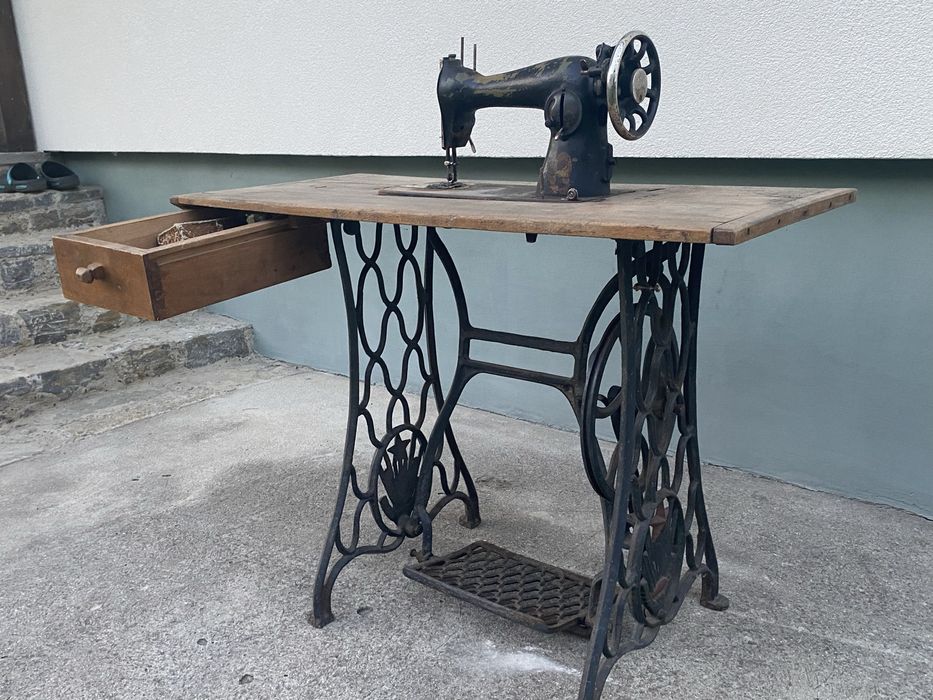 Продам швейну машинку ПМЗ зі столом антикваріат