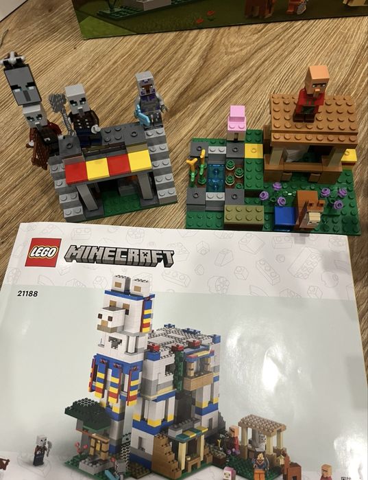 Конструктор LEGO Minecraft Село лами 1252 деталі