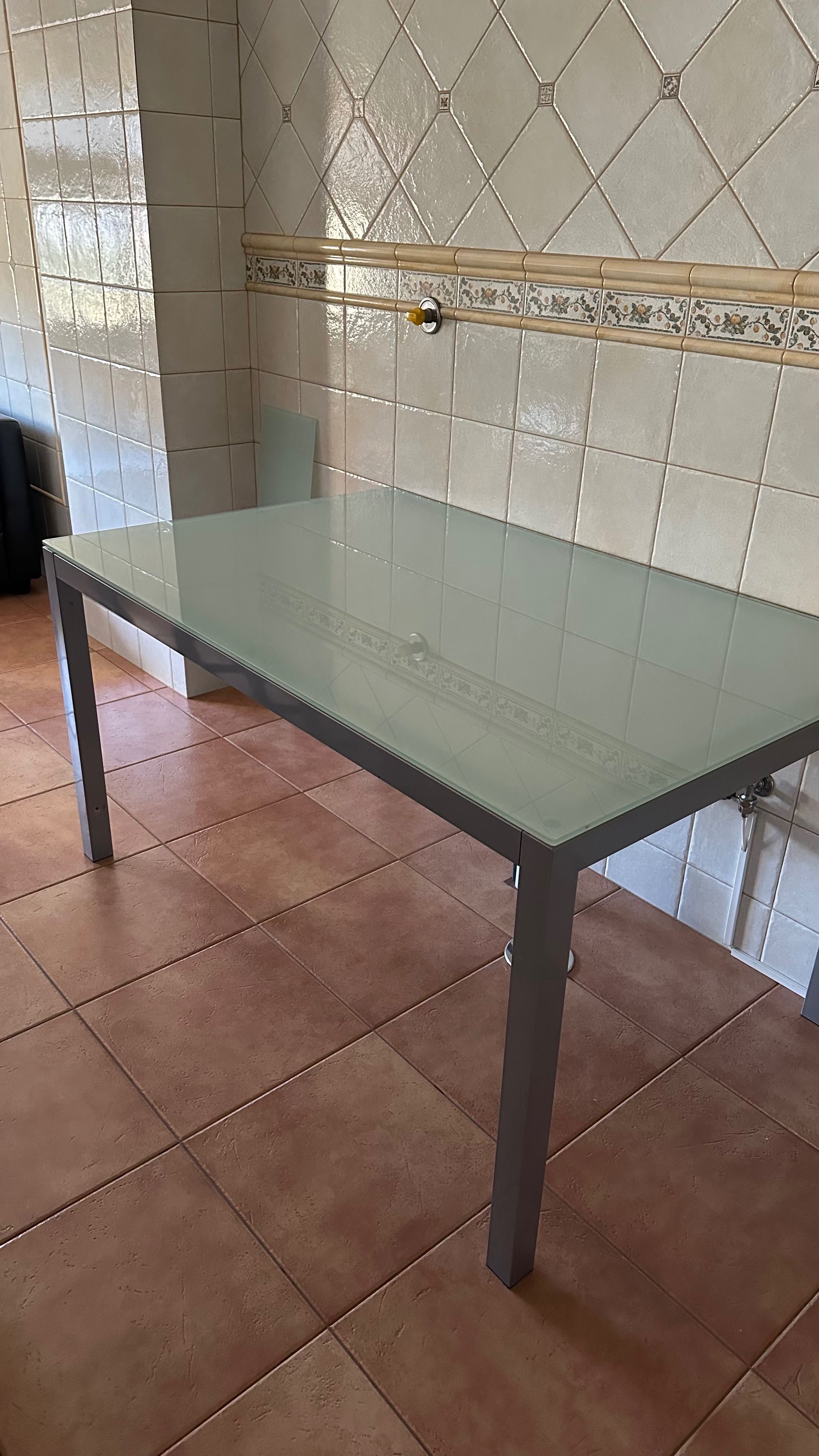 Mesa de vidro com prateleiras