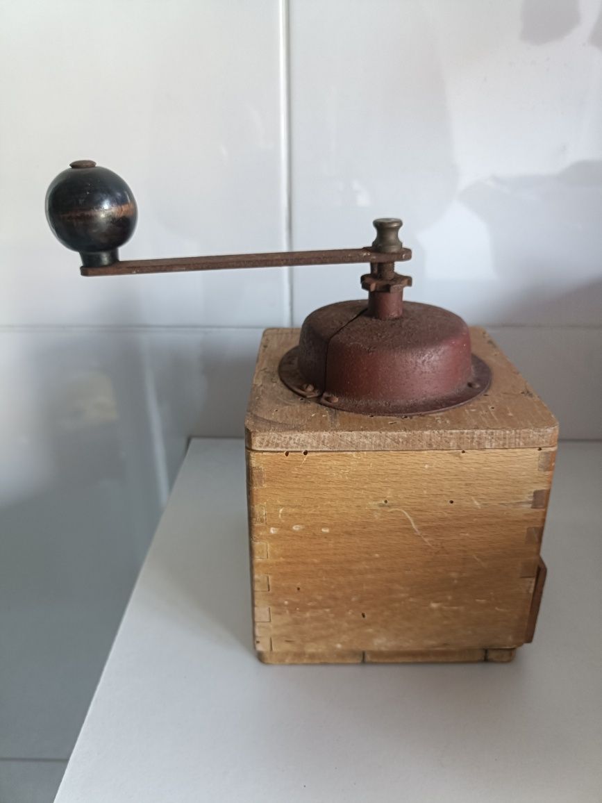 Máquina de moer café antigo