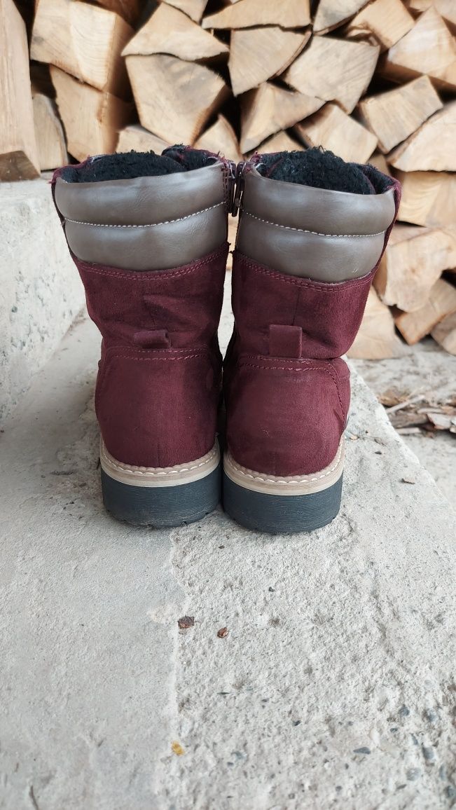 Зимові утеплені чоботи 38 р
Розмір 38. Всередині об'ємні, ні