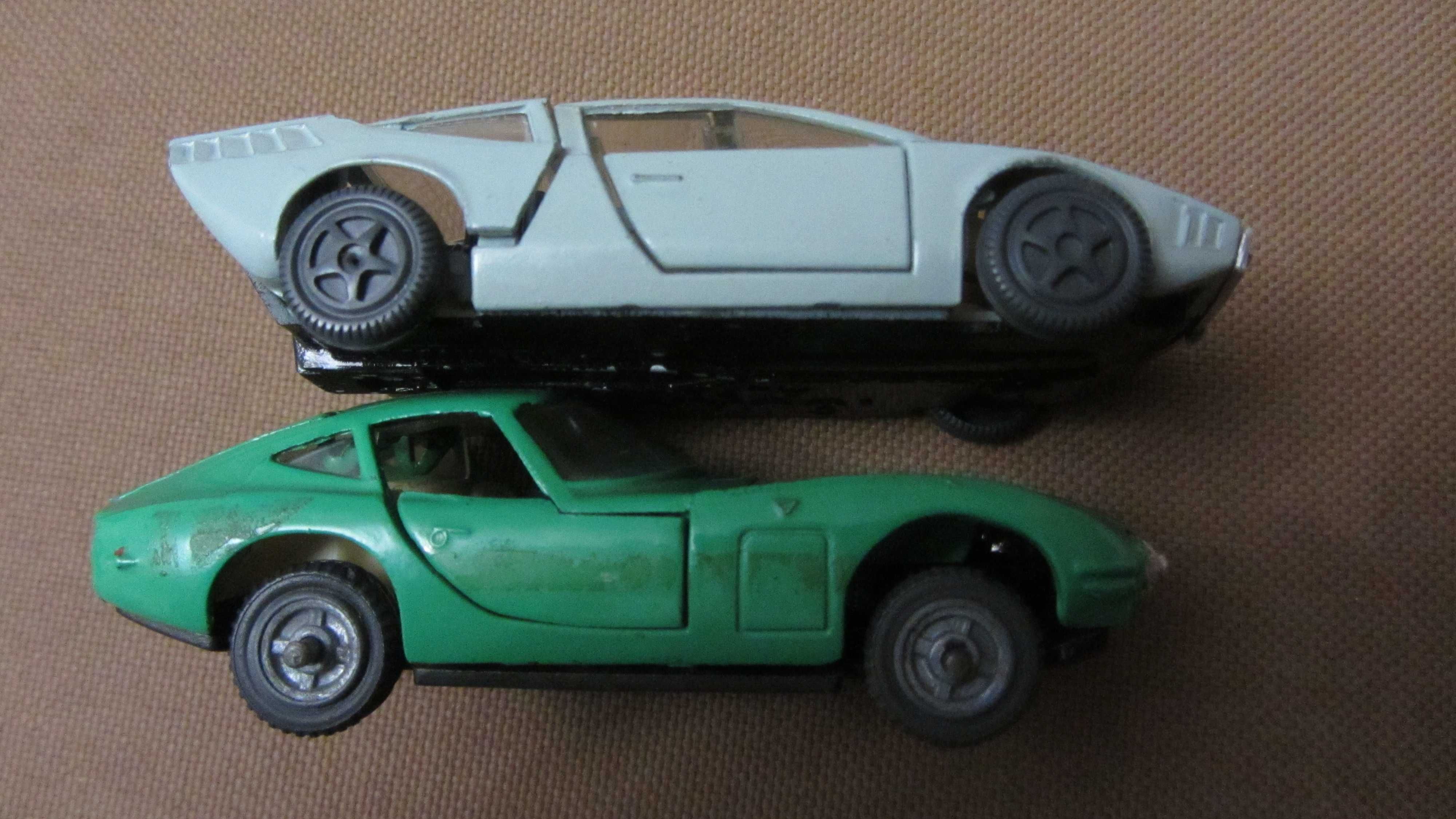Дві машинки часів ссср , автомоделі Toyota та Alfa Romeo.