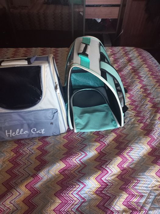 Varias mochilas para transporte de animais