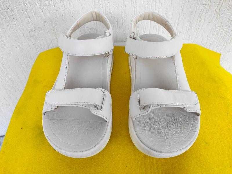 Кожанние,брендовие,ортопедические босоножки fit flop р.38