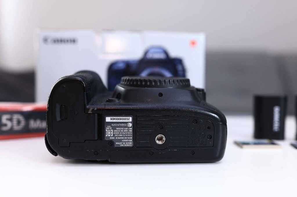 Canon EOS 5D Mark IV +2x Bateria, CF, SD Kompet