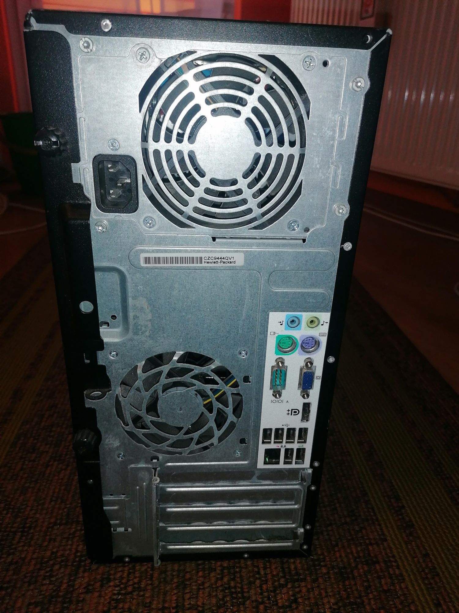 Komputer PC stacjonarny.