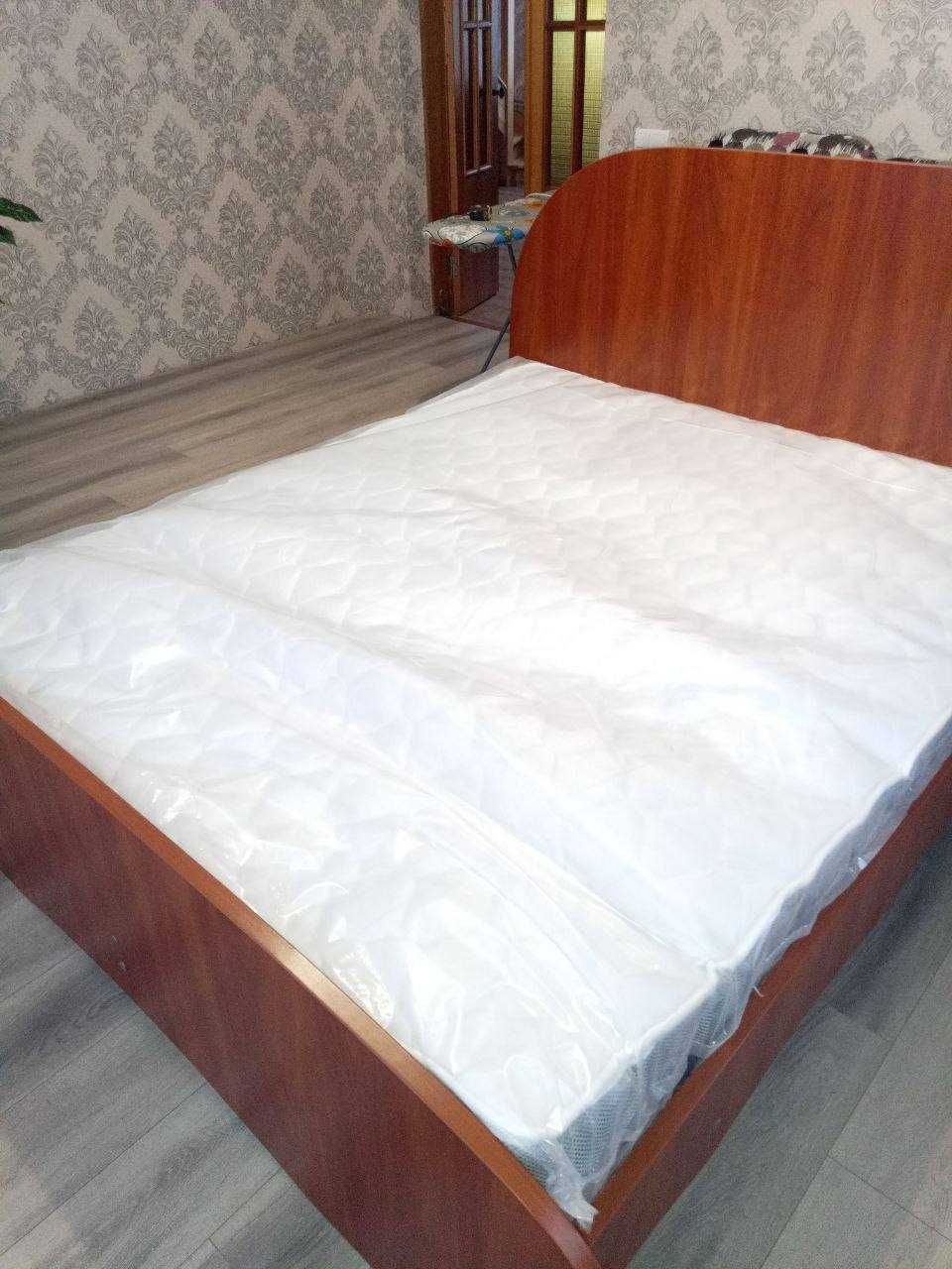 Ліжко з новим матрацом і тумбочками