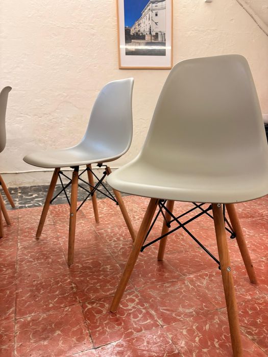 5 cadeiras cinzentas