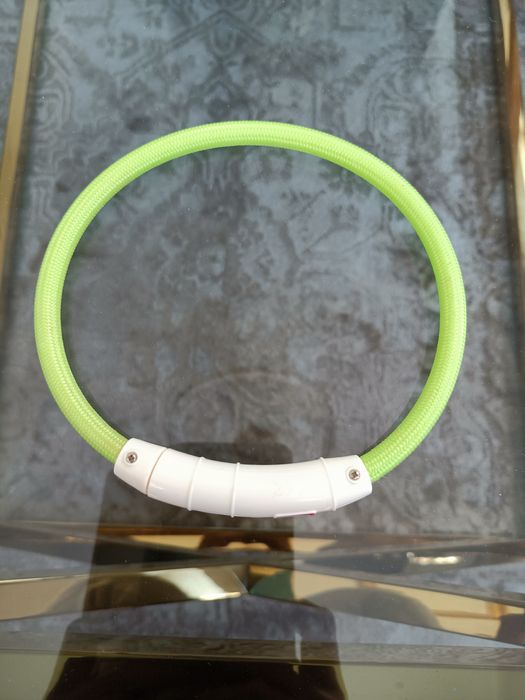 Obroża dla psa świecąca. Potrzebna ładowarka starszego typu. Świeci w