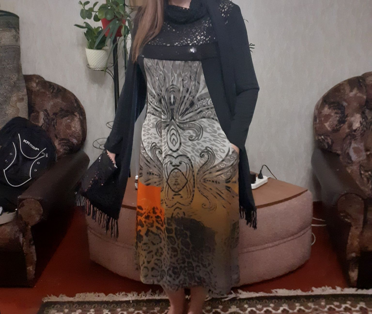 Жіночі сукні та костюми.
