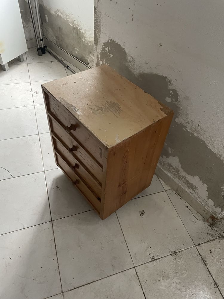 Cómoda / Mesa de cabeceira com 4 gavetas