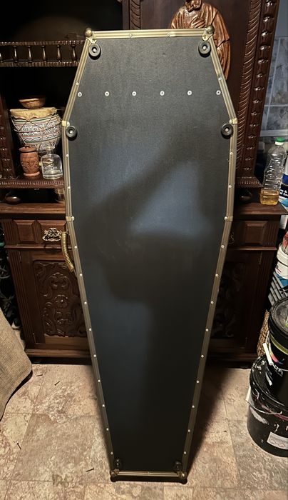 Casket by Warwick Coffin Case de baixo.