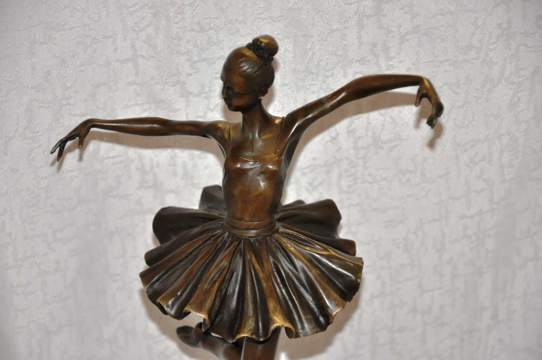 Baletnica figura z brązu