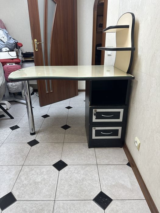 Манікюрний стіл