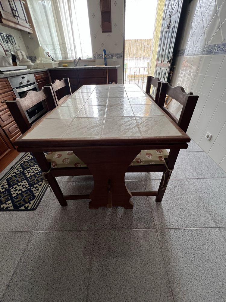 Mesa de cozinha em madeira com quatro cadeiras