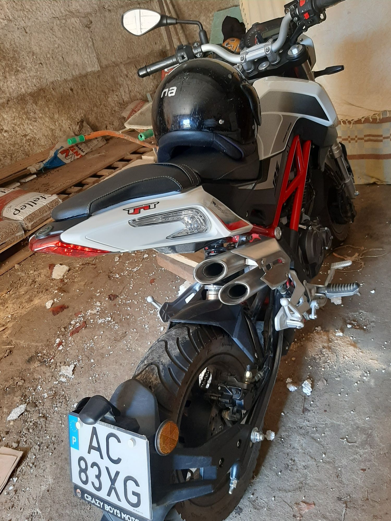 Vendo Benneli 125 como nova