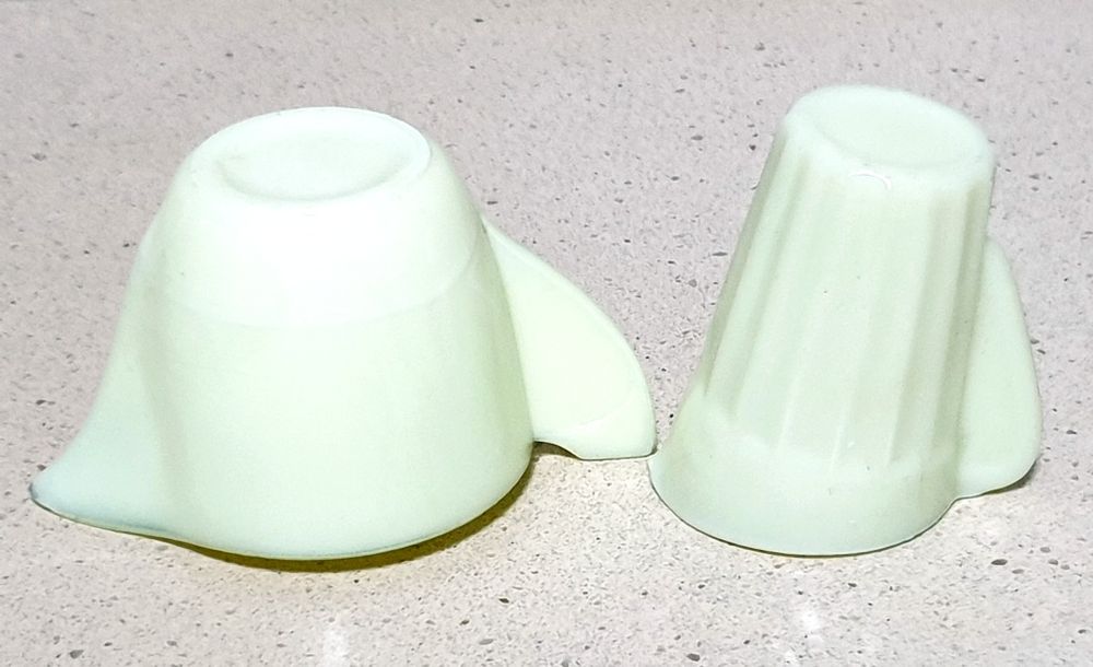 Raro antigo conjunto de jarrinhos em vidro opalino urânio