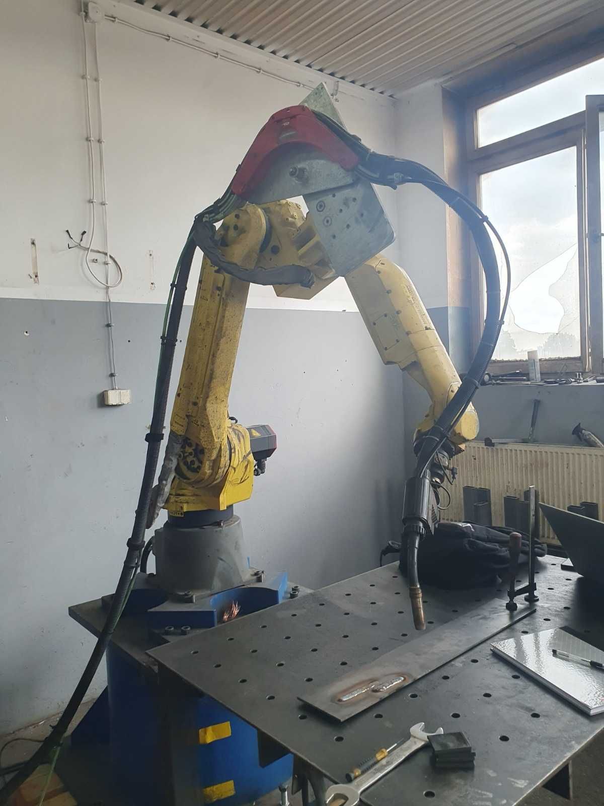 FANUC Arc Mate 120IC FRONIUS synergic 4000 CMT