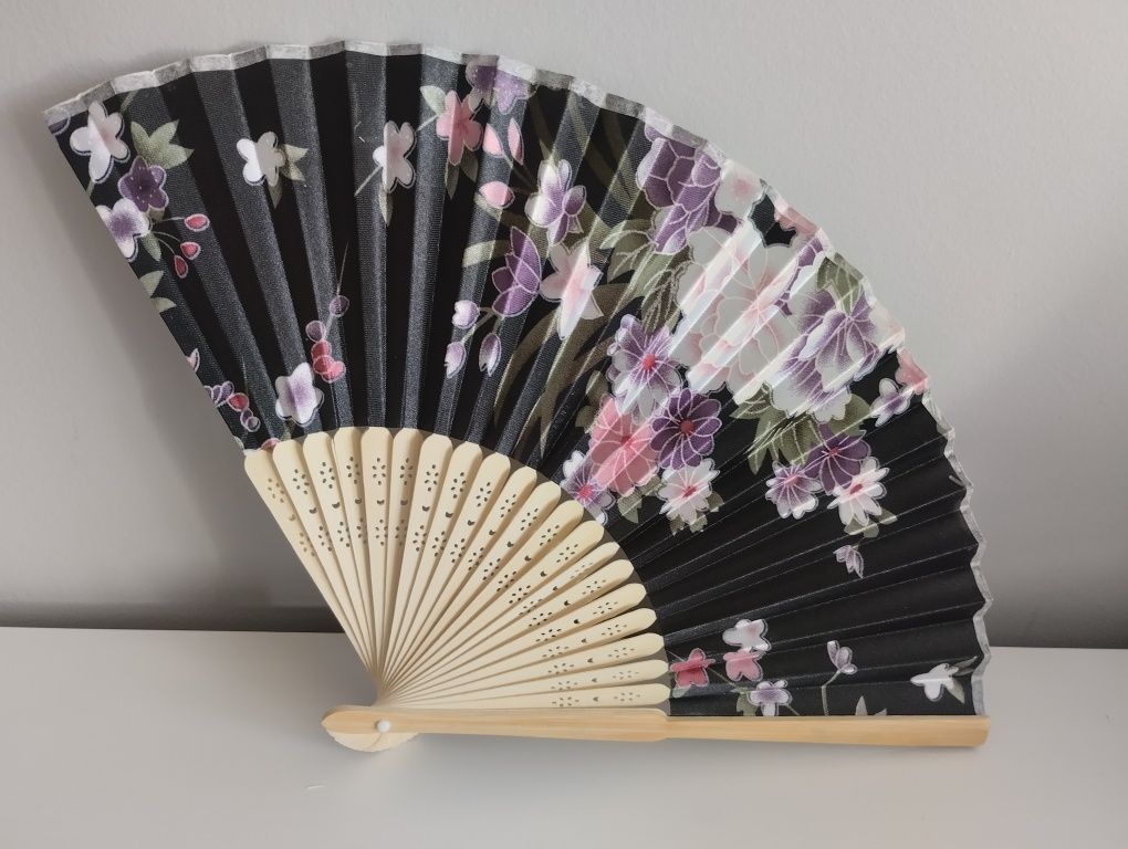 9 sztuk. Piękne nowe wachlarze japońskie z trzonkiem drewnianym