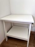 Mesa de cabeceira em estado impecável
