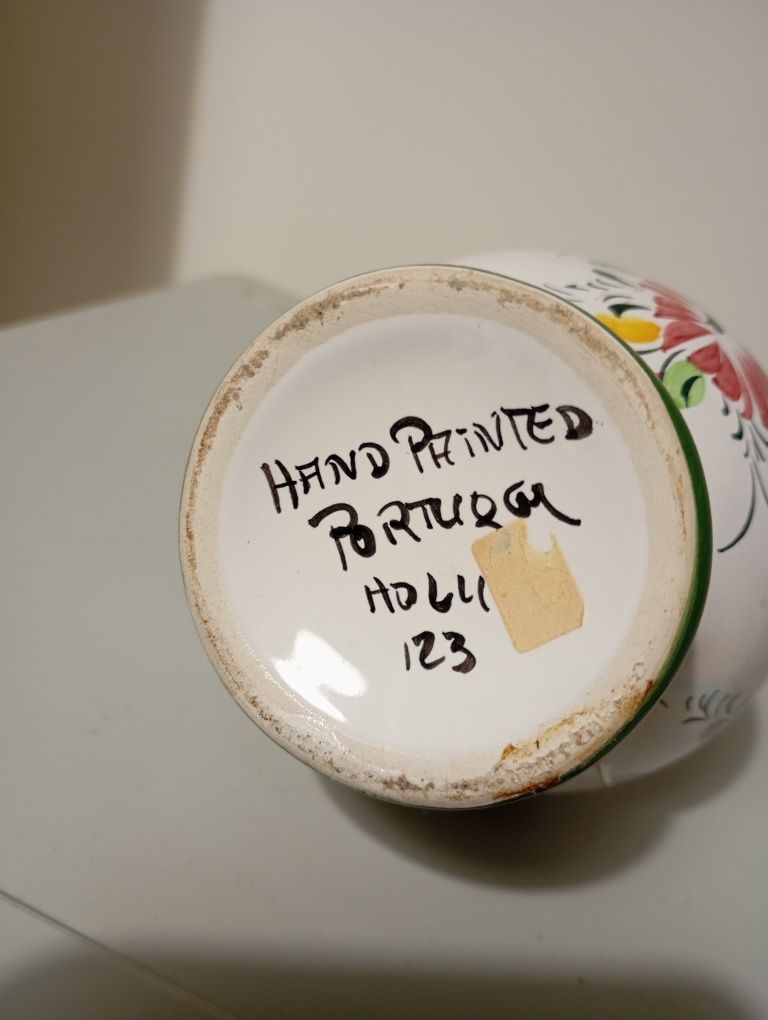 Pote com tampa, pintado à mão, com 15cm de altura.