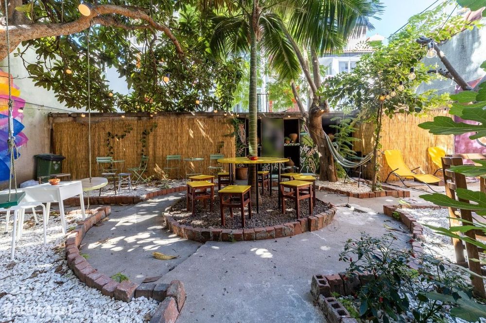 Trespasse / Espaço Comercial e Artístico com Bar, Café e Jardim Tropic