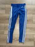 Niebieskie leginsy adidas