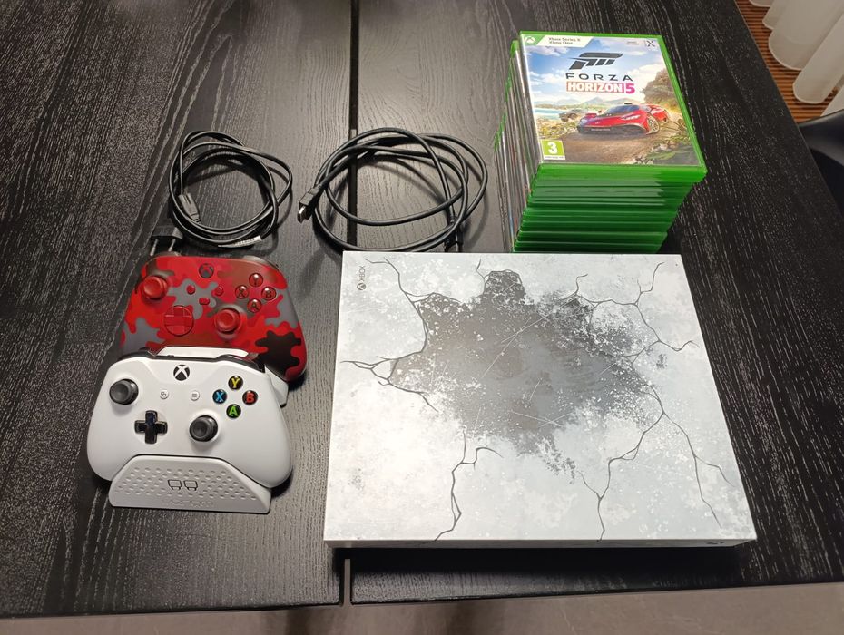 Xbox one X limited edition z ładowarką do padów i grami