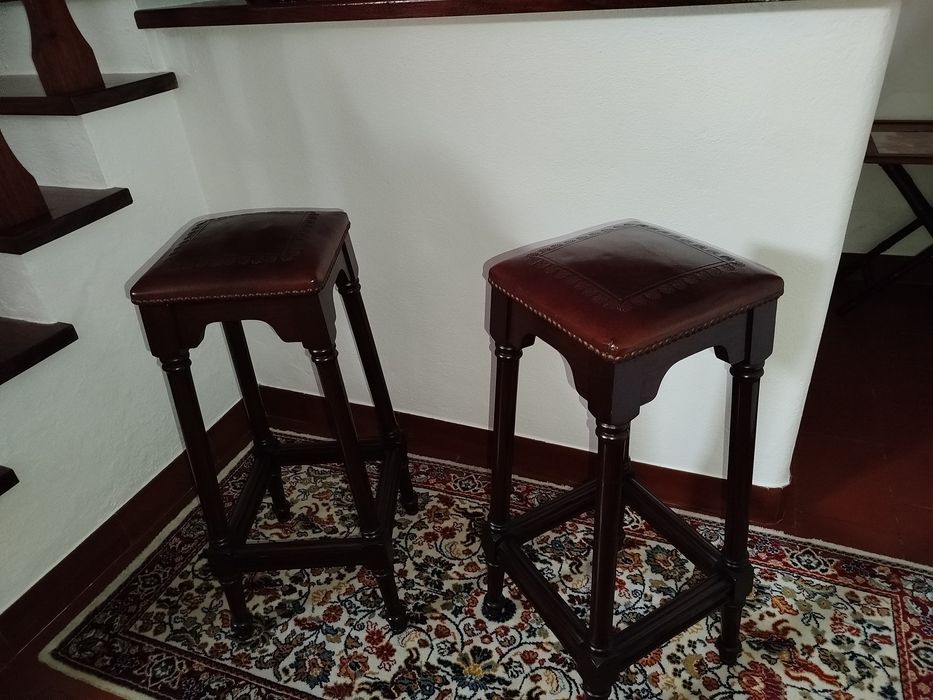 Bancos de bar antigos