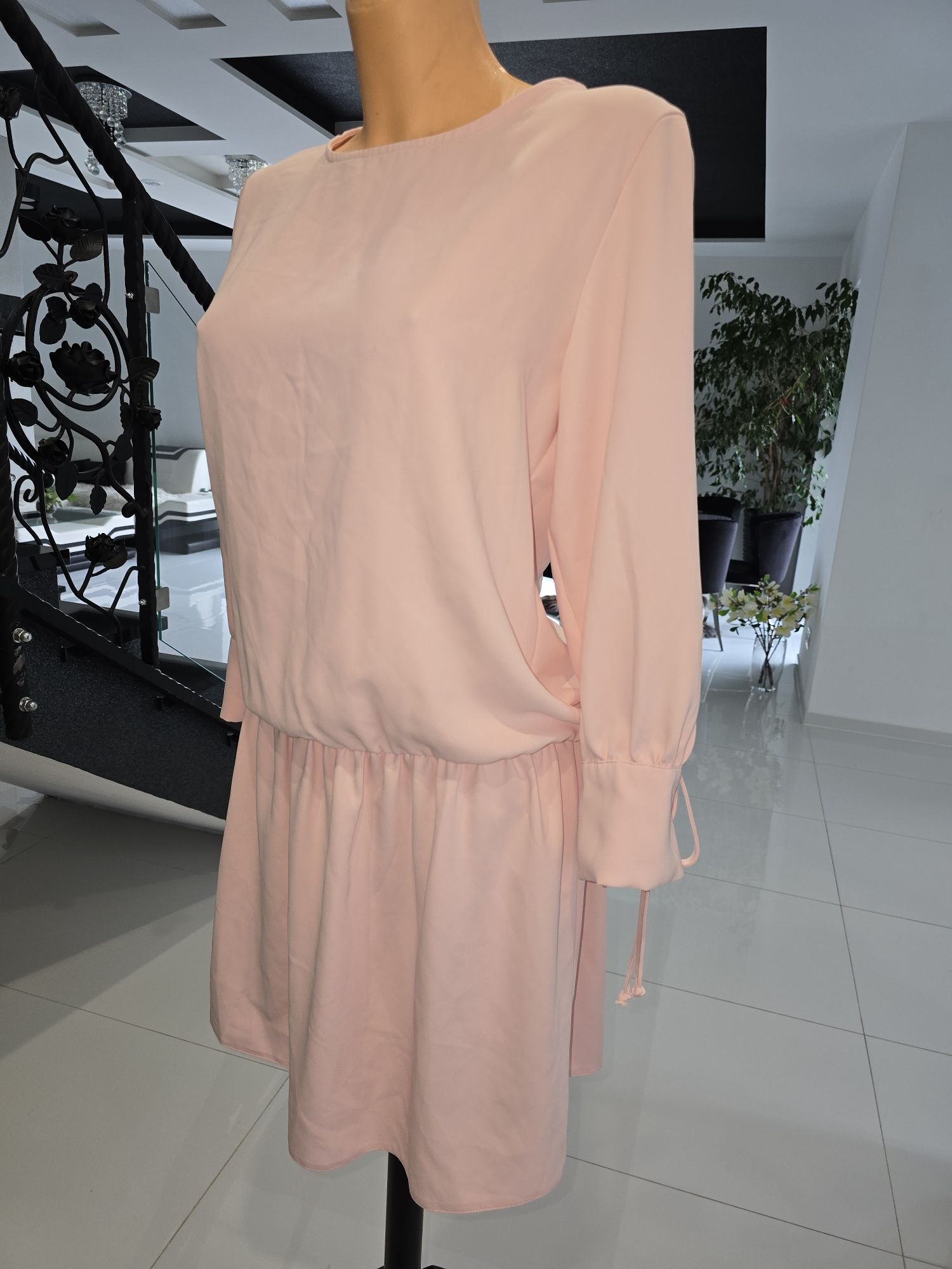 Sukienka pastelowa pudrowy róż wygodna elegancka stylowa z gumka Soho