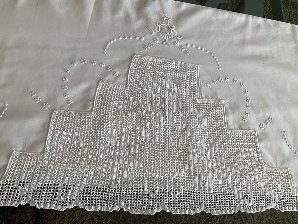 Lençol bordado com renda e 2 fronhas