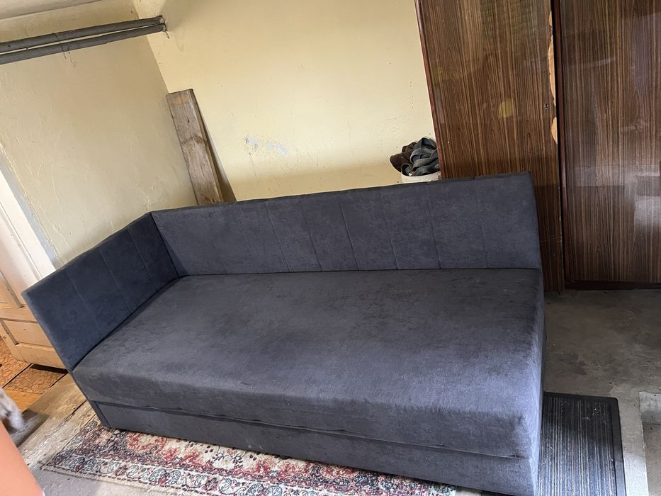 Ciemny tapczan z pojemnikiem