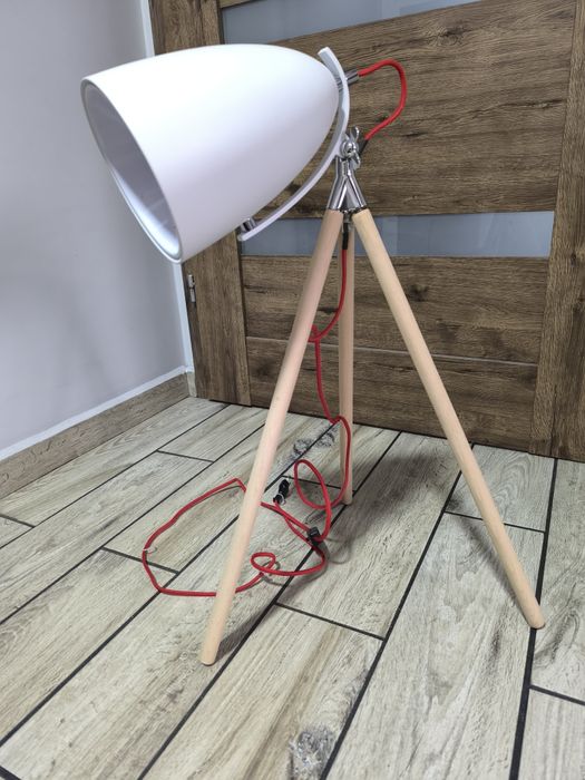 Lampa stojąca na drewnianych nogach